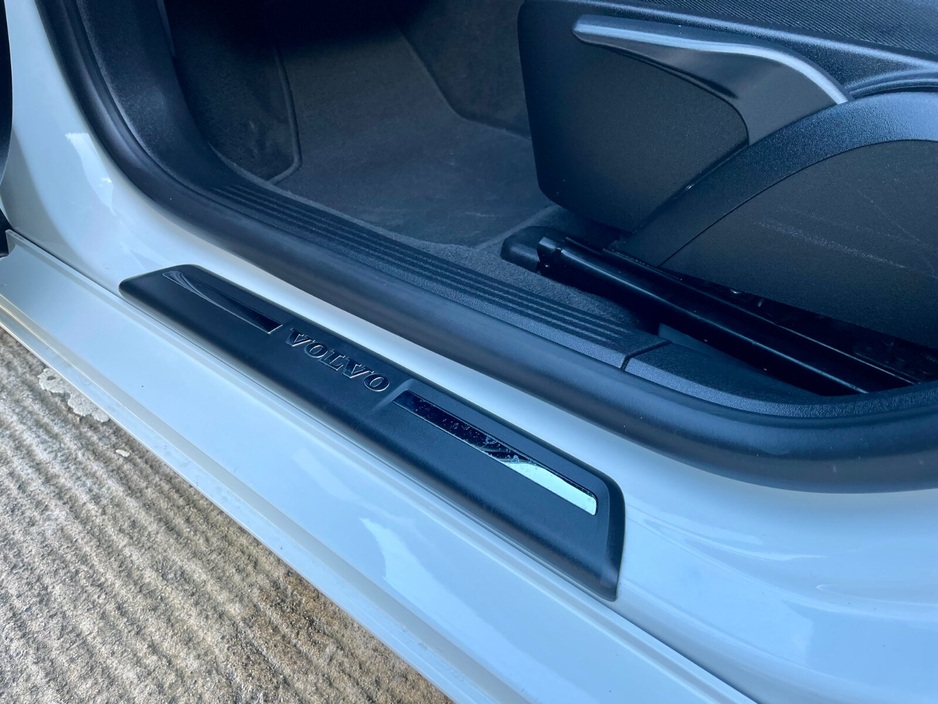 2019 Volvo V40 - image 18