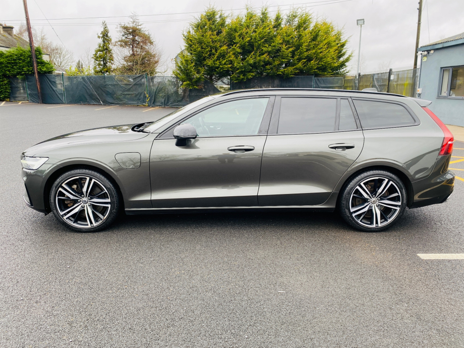 2022 Volvo V60 - image 10