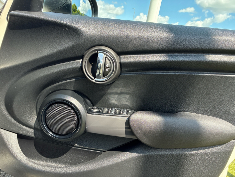 2015 MINI Cooper - image 11