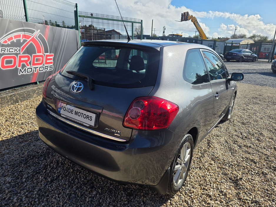 2009 Toyota Auris - image 4