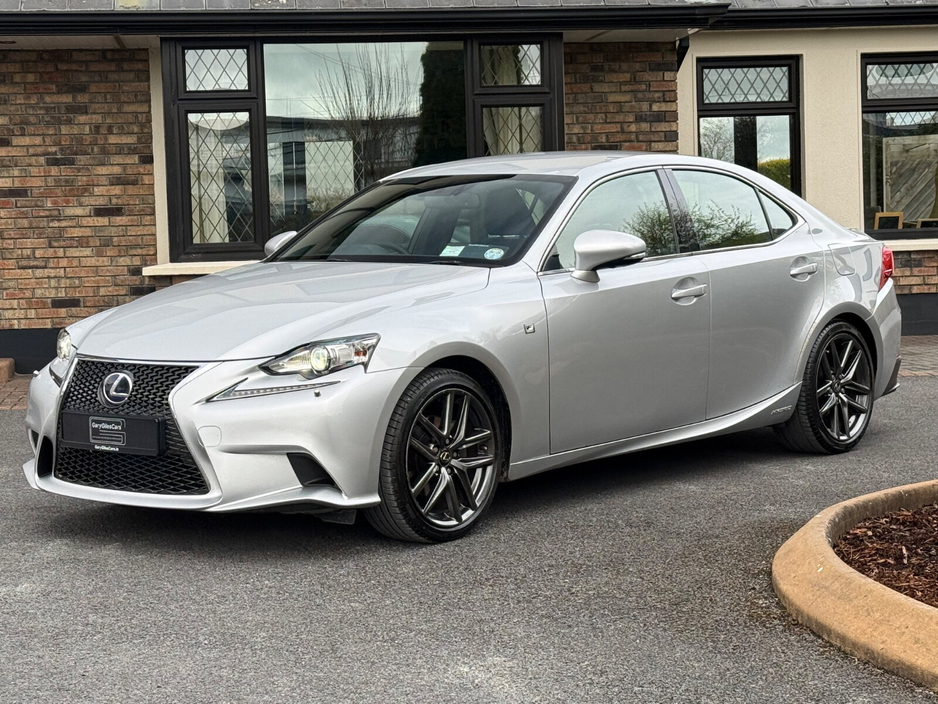 2015 Lexus IS 300 h - image 3