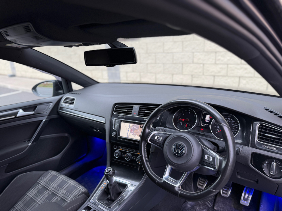 2015 Volkswagen Golf - image 10