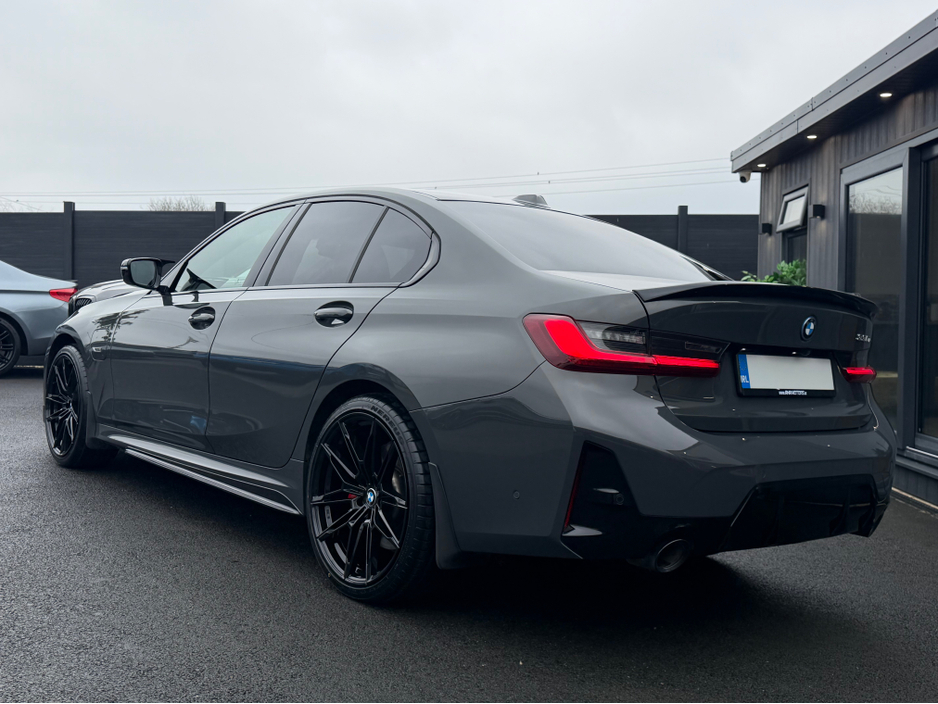 2023 BMW 3 Series - image 9