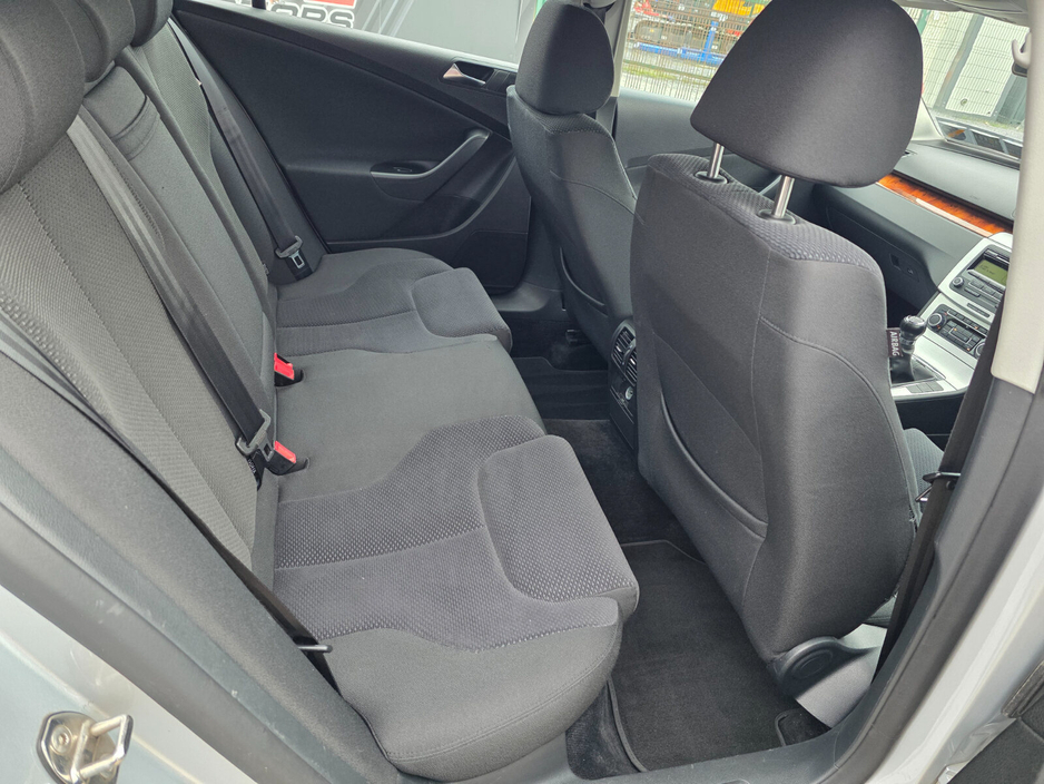 2010 Volkswagen Passat - image 7