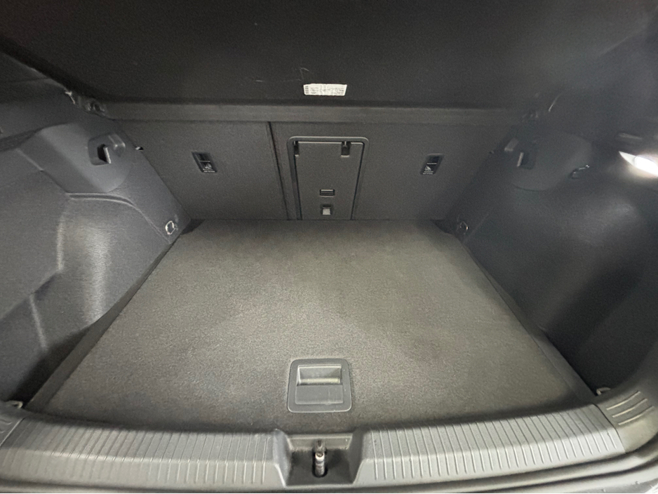2021 Volkswagen Golf - image 11
