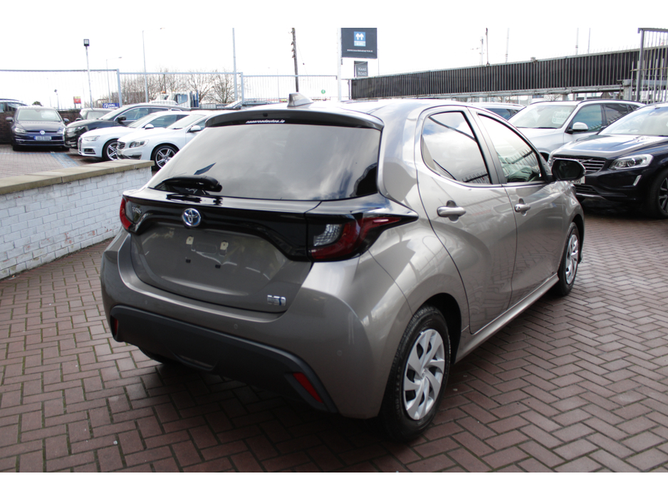 2021 Toyota Yaris - image 4