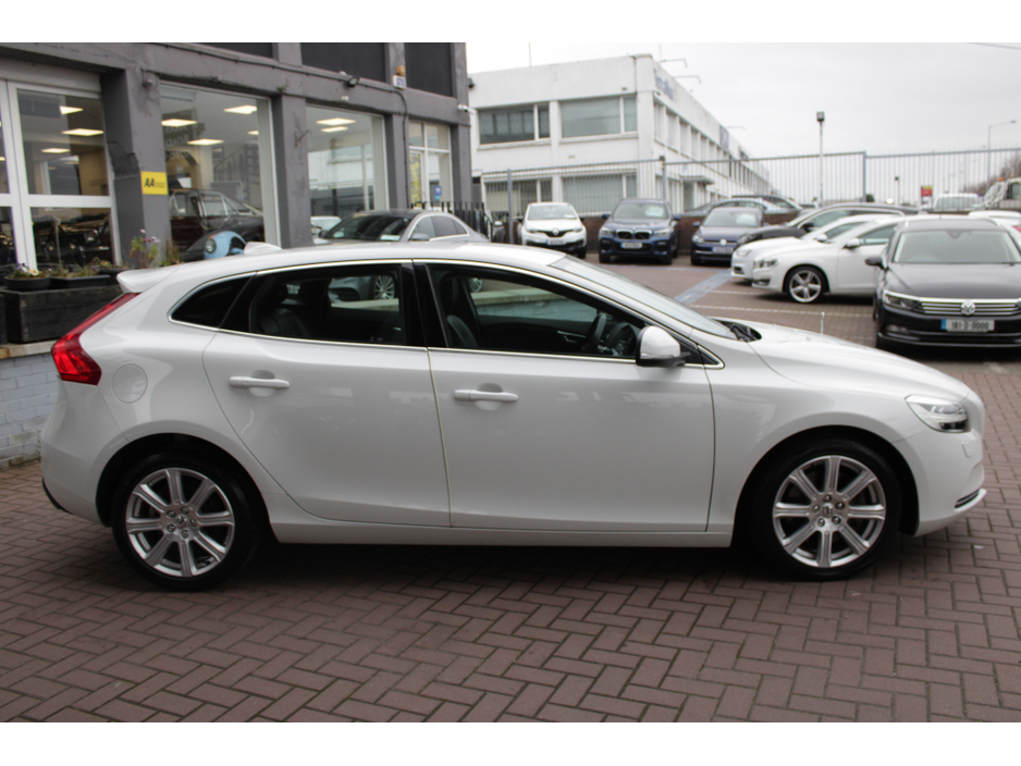 2017 Volvo V40 - image 3