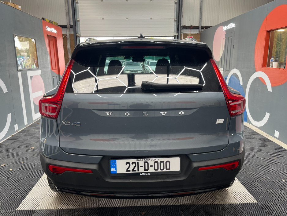 2022 Volvo XC40 - image 3
