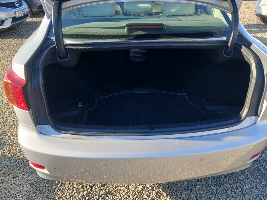 2009 Lexus IS 300 h - image 12