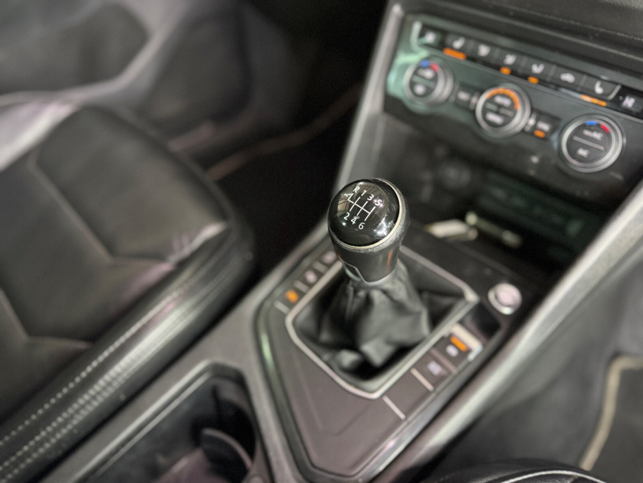 2018 Volkswagen Tiguan - image 30