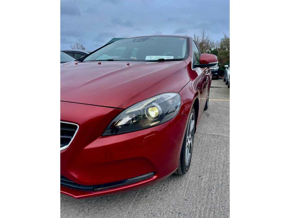 2016 Volvo V40 - image 10