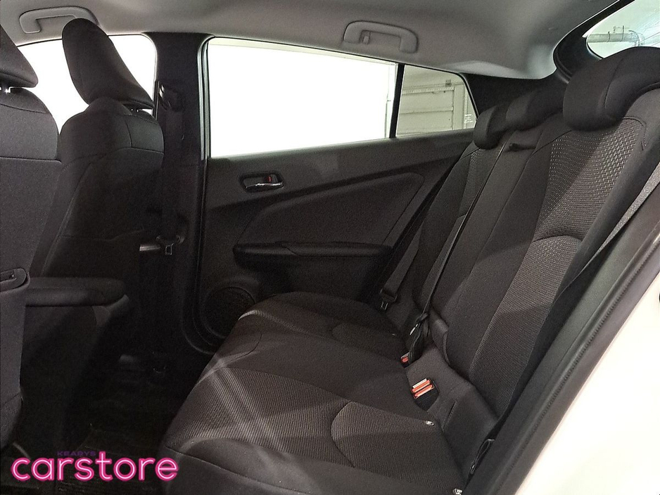 2020 Toyota Prius - image 10