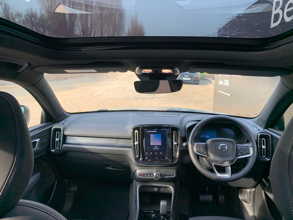 2025 Volvo EX40 - image 18