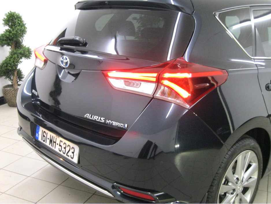 2016 Toyota Auris - image 14