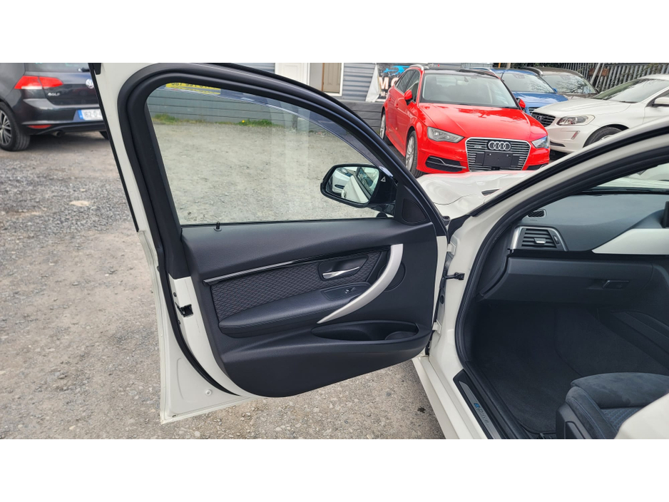 2016 BMW 3 Series - image 12