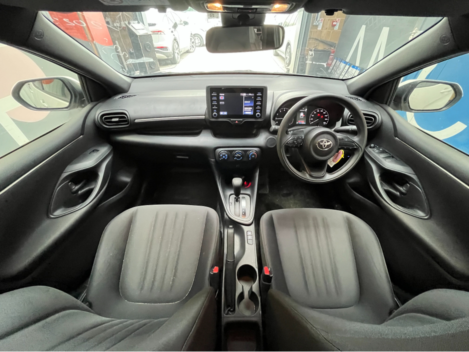2022 Toyota Yaris - image 11