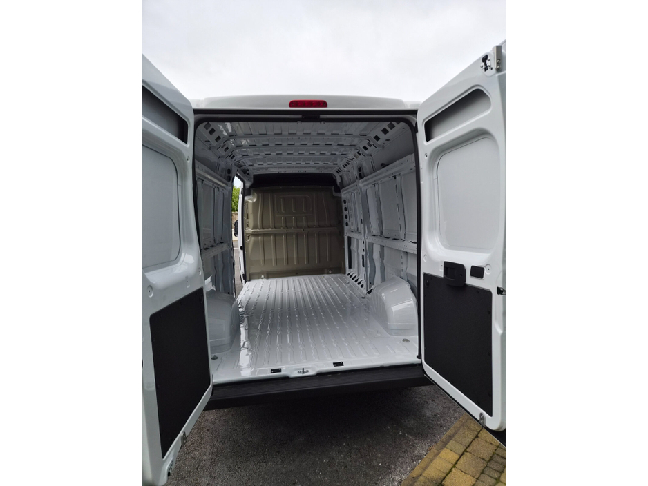 2026 Opel Movano - image 8