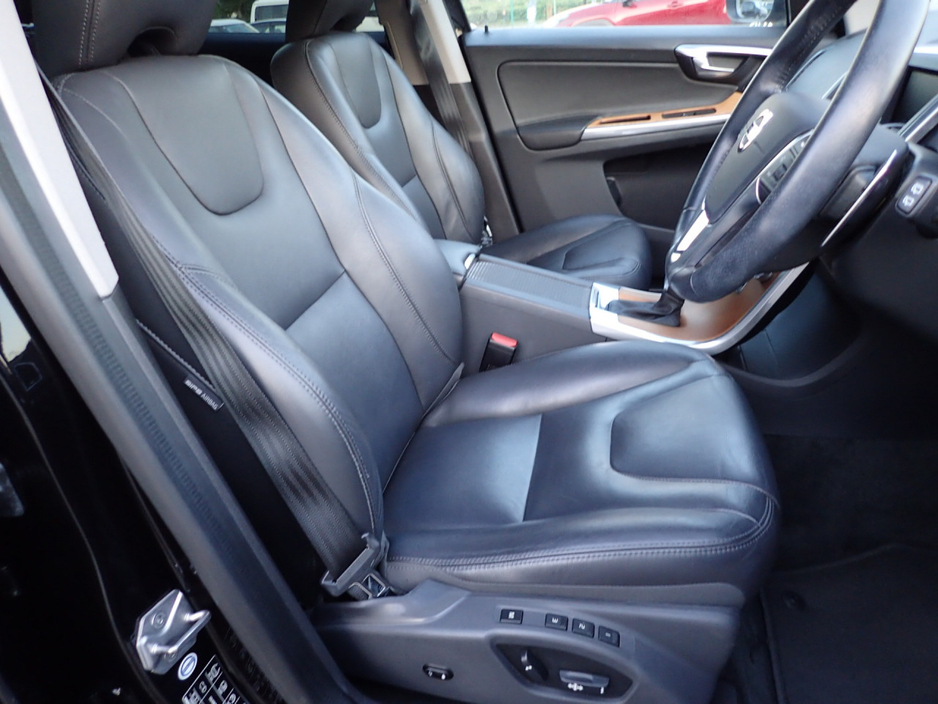 2017 Volvo XC60 - image 7