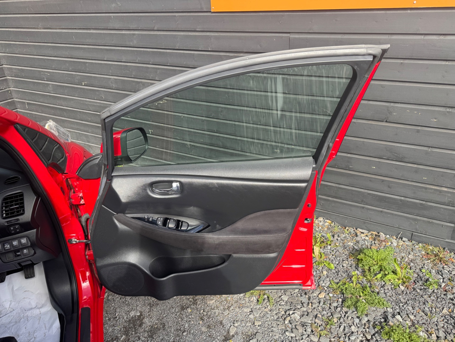 2017 Nissan Leaf - image 15