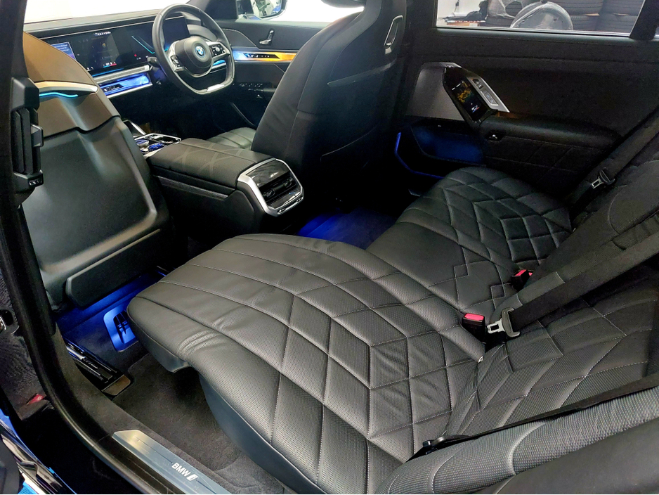 2023 BMW i7 - image 14