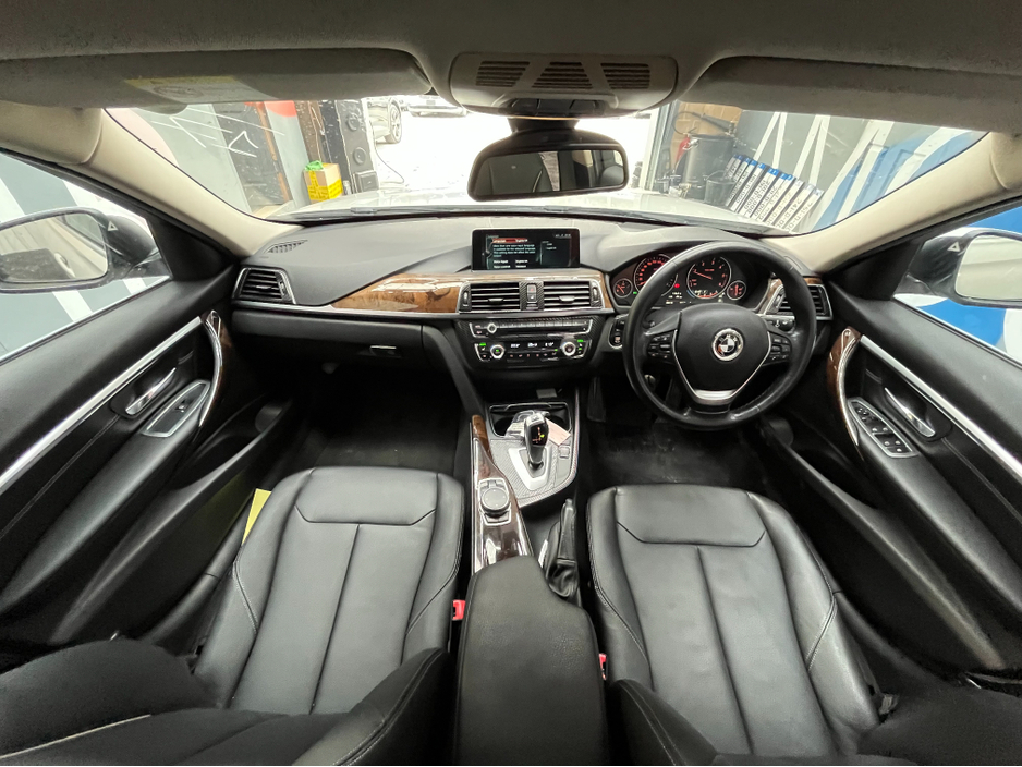 2017 BMW 3 Series - image 15