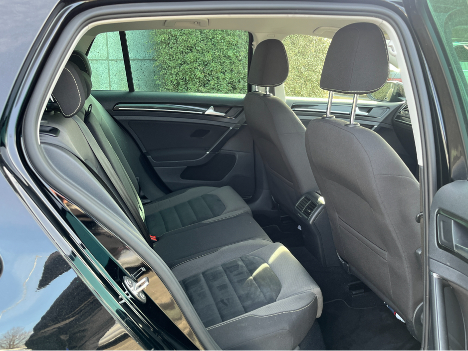 2016 Volkswagen Golf - image 9