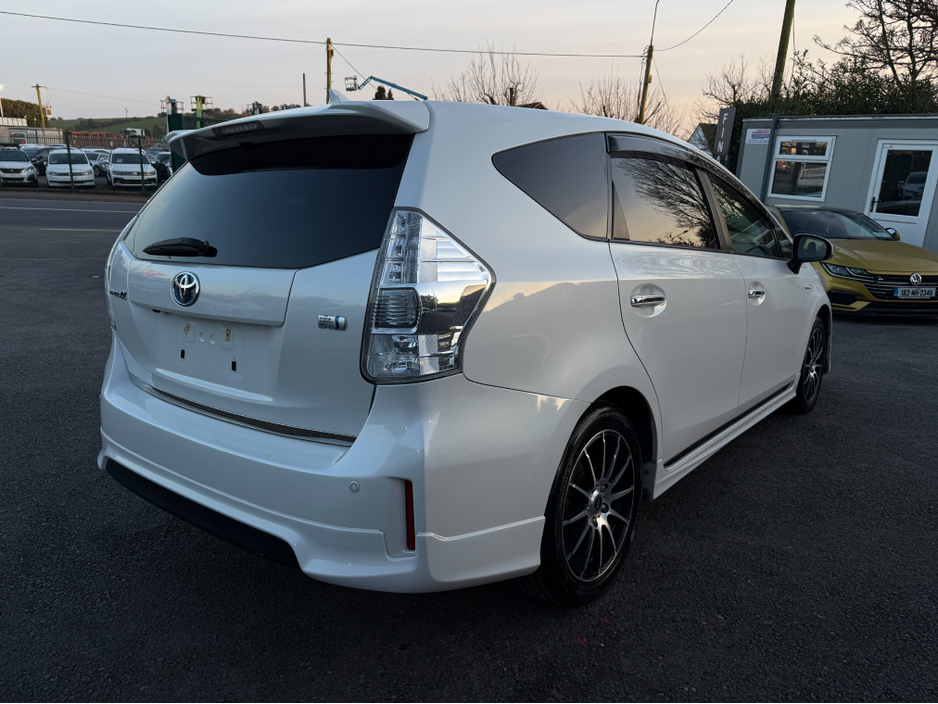 2013 Toyota Prius Alpha - image 5