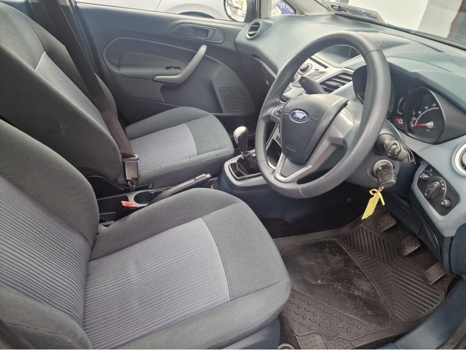 2011 Ford Fiesta - image 15