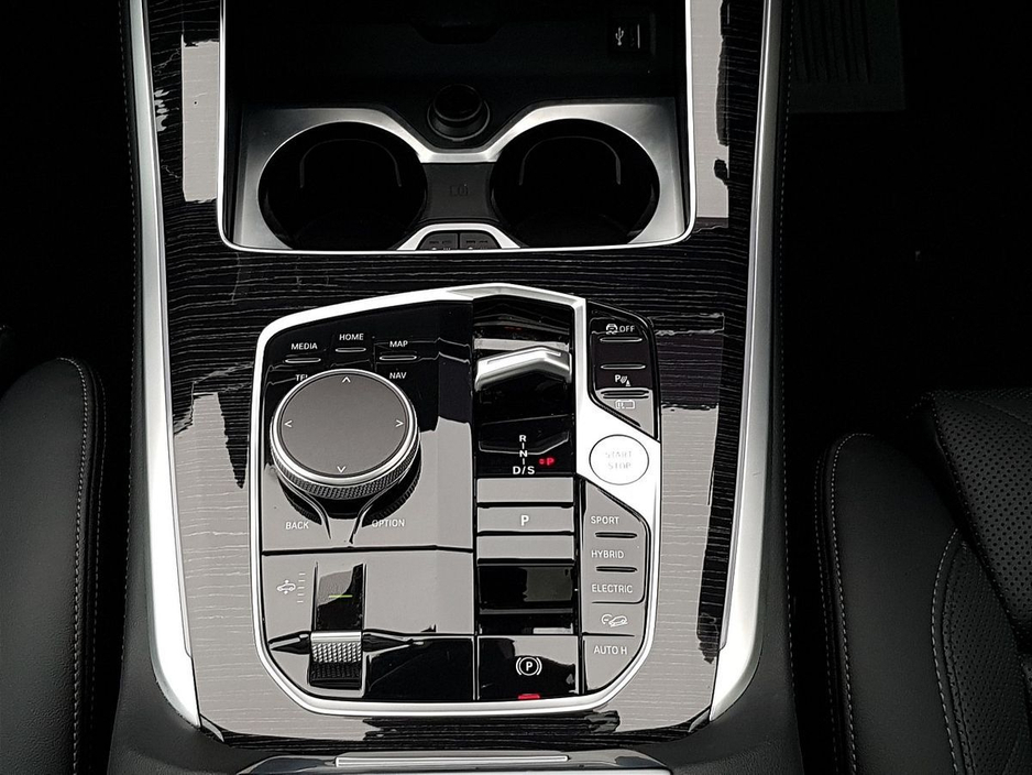 2025 BMW X5 - image 10