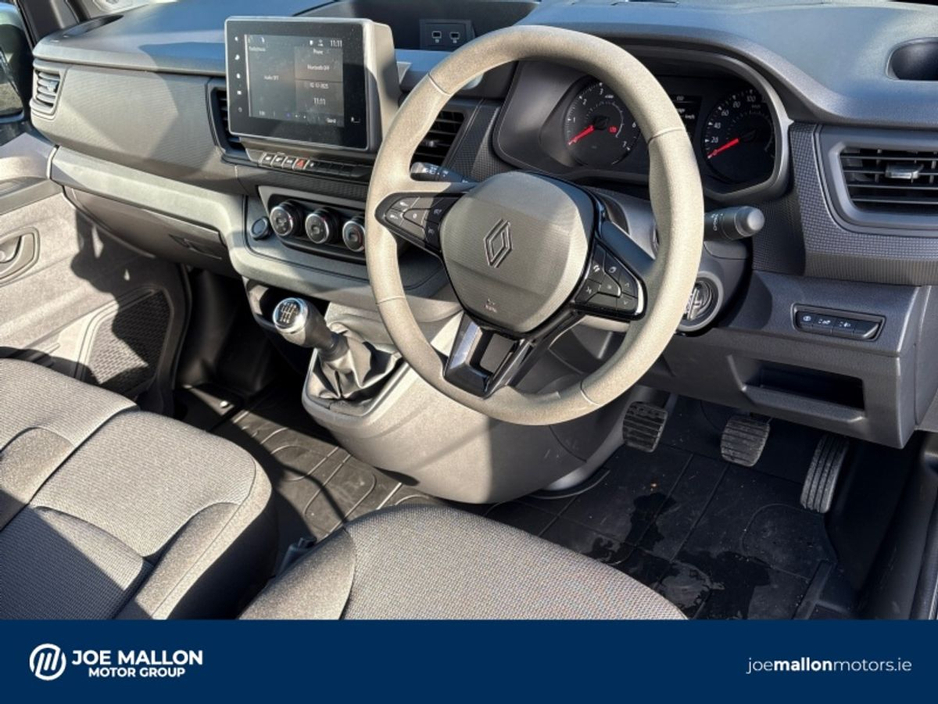 2025 Renault Trafic - image 9