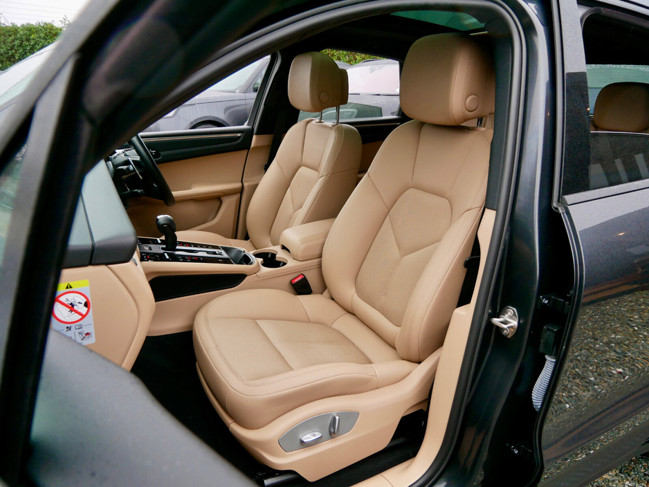 2023 Porsche Macan Macan T €69,950