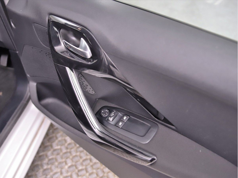 2015 Peugeot 208 - image 26