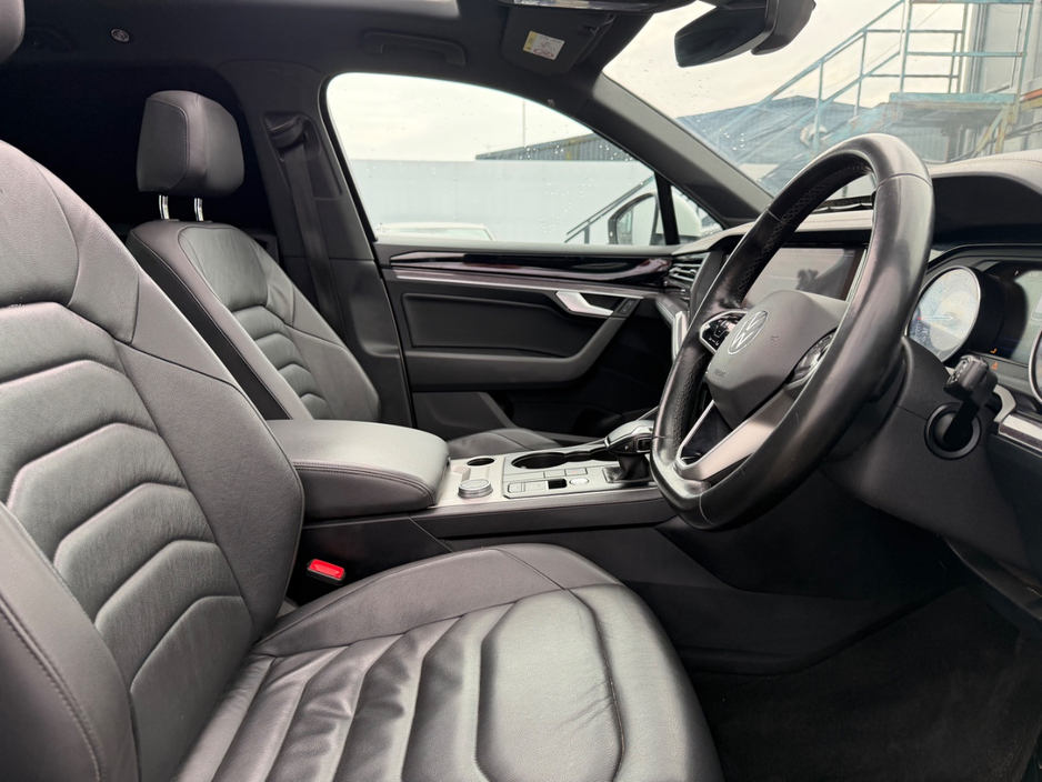 2021 Volkswagen Touareg - image 10