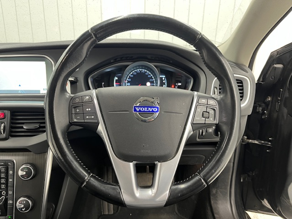 2015 Volvo V40 - image 8