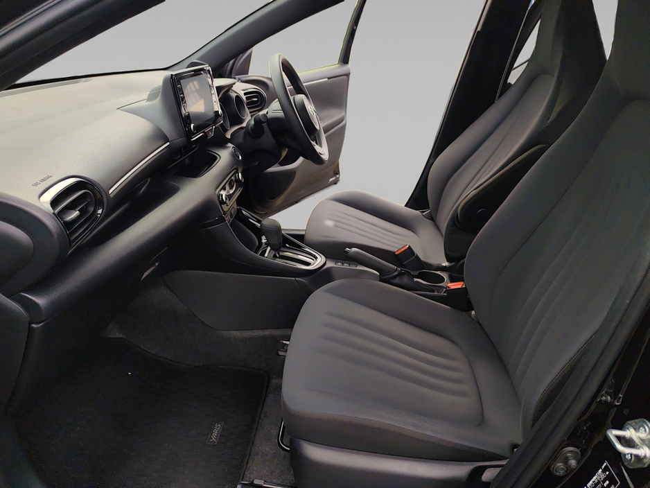 2021 Toyota Yaris - image 14