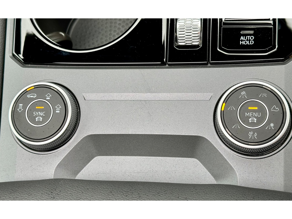 2025 Volkswagen Touareg - image 23