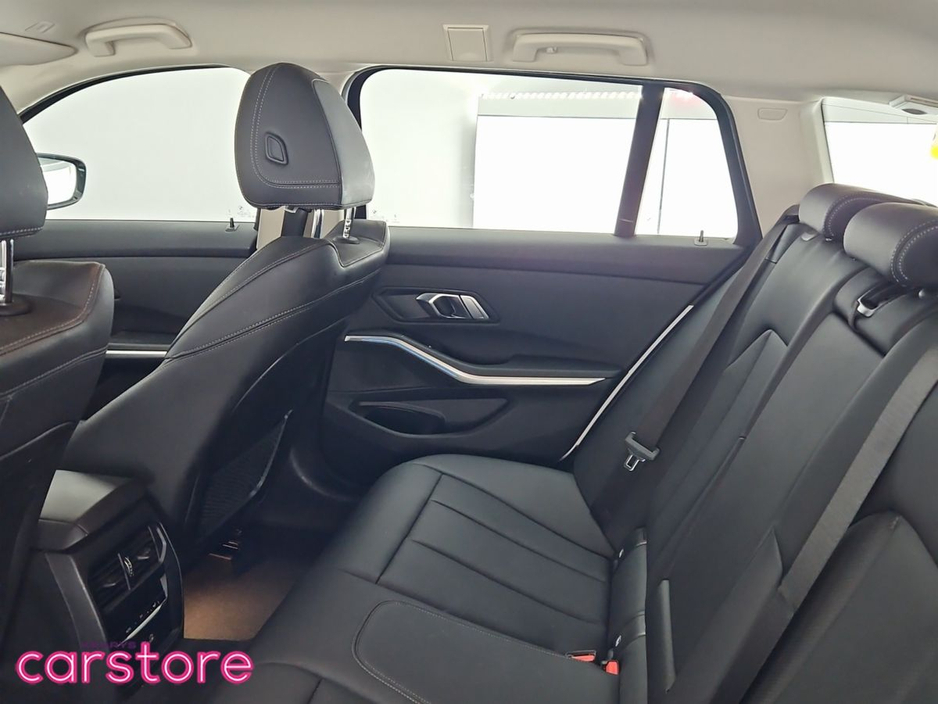 2023 BMW 3 Series - image 13