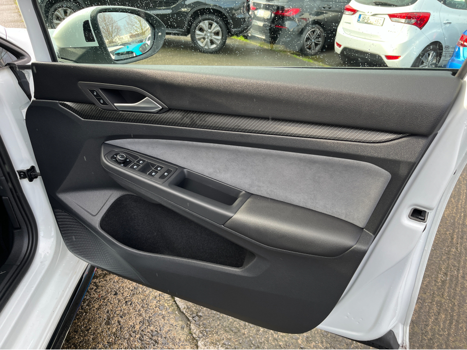 2022 Volkswagen Golf R-LINE AUTOMATIC 2.0 DIESEL //HIGH SPEC//LOW MILES//HEAD UP DISPLAY//HEATED SEATS AND STEERING WHEEL//KEYLESS ENTRY//ADAPTIVE CRUISE CONTROL// €32,950