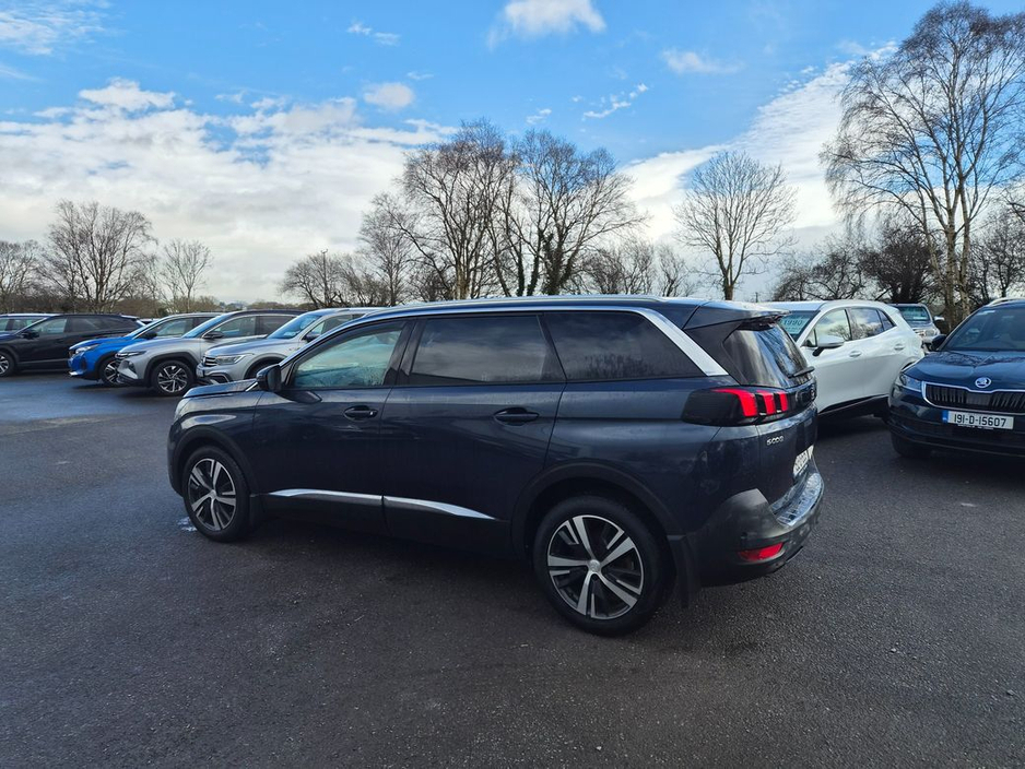 2019 Peugeot 5008 - image 2