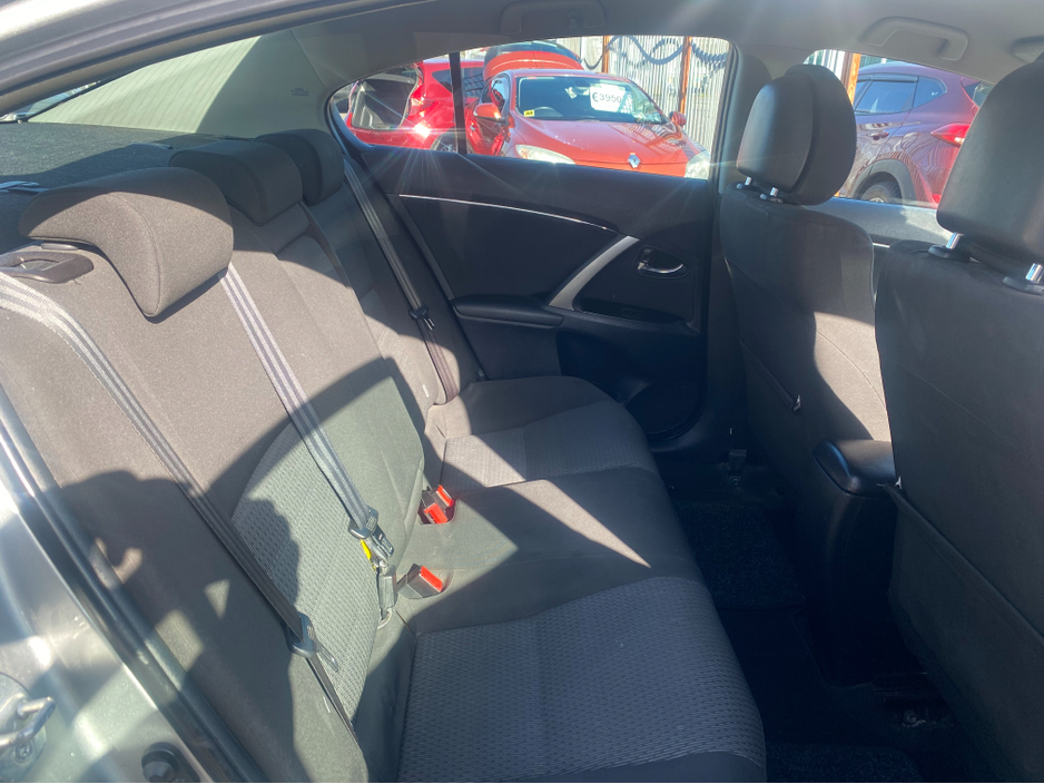 2012 Toyota Avensis - image 9