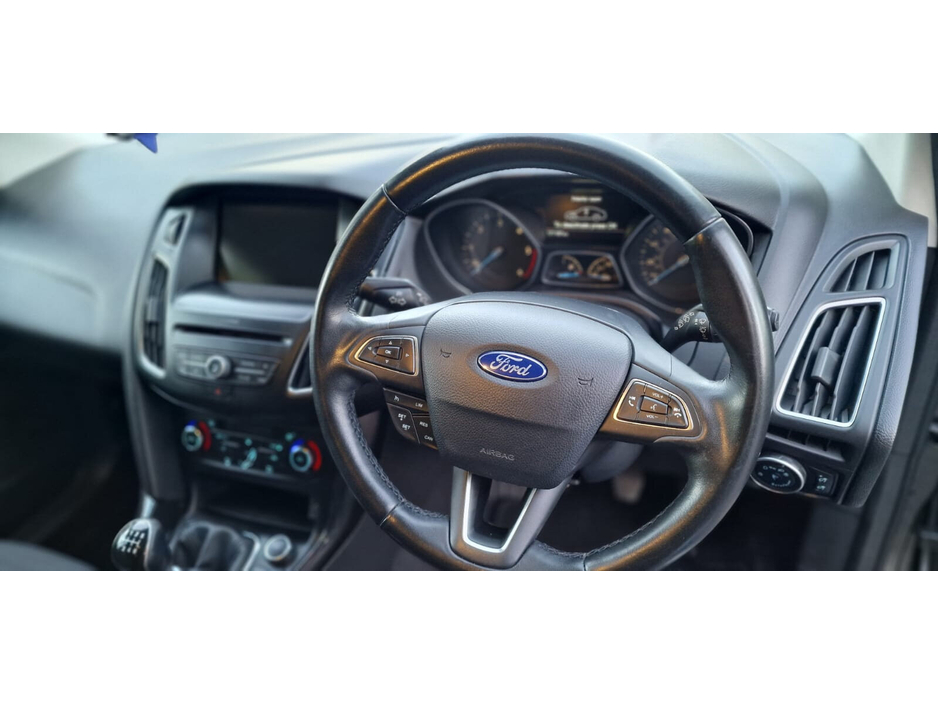 2016 Ford Focus - image 15