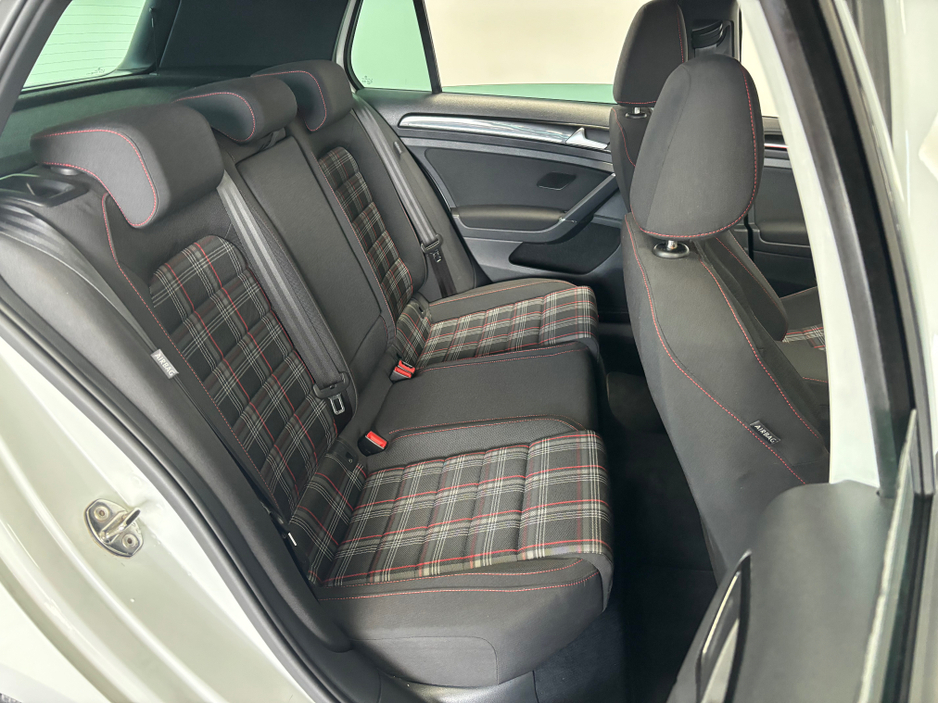 2015 Volkswagen Golf - image 10