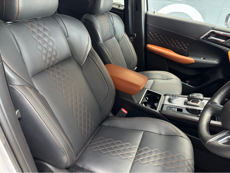 2024 Mitsubishi Outlander - image 8