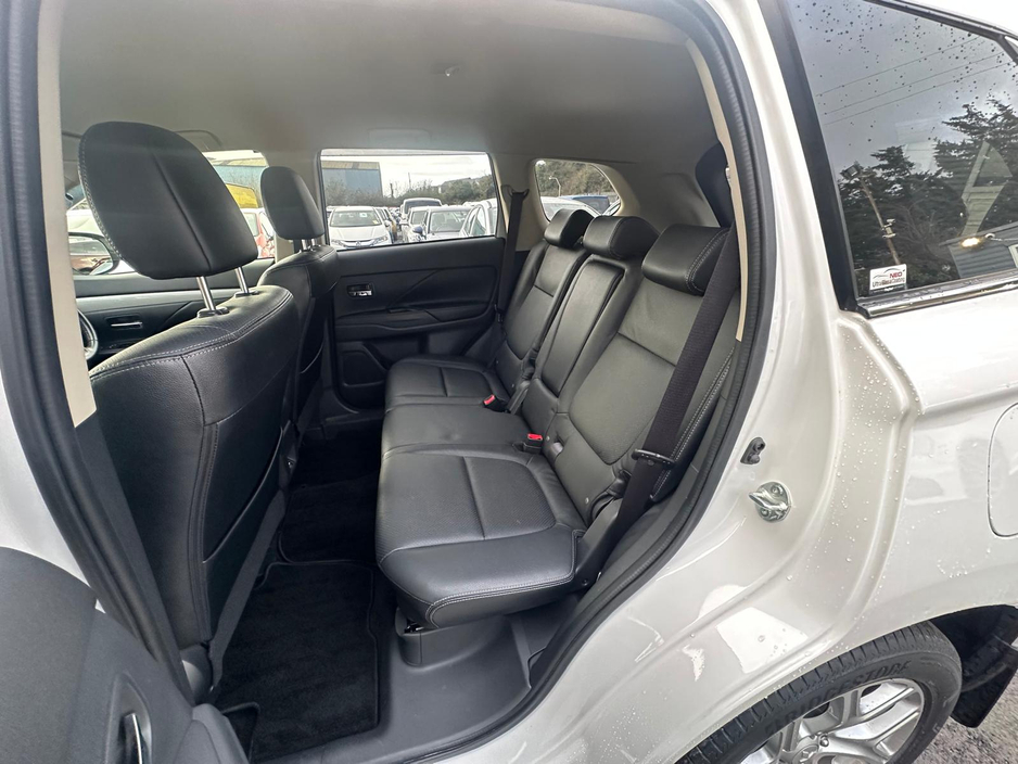 2014 Mitsubishi Outlander - image 16