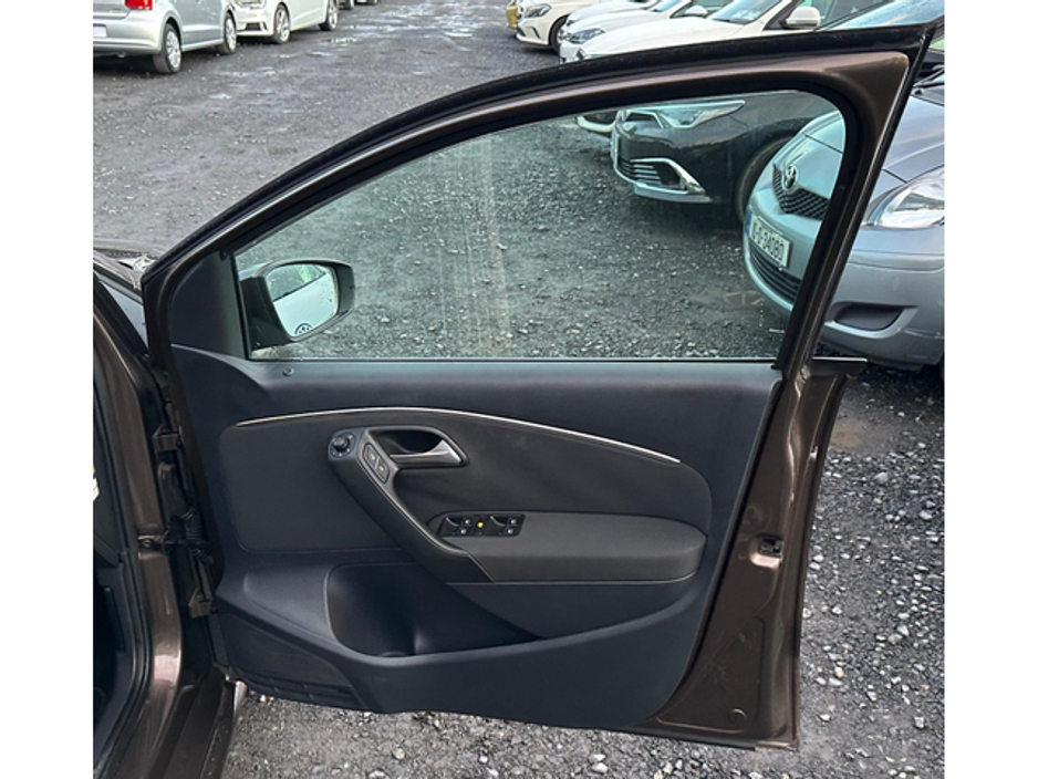 2014 Volkswagen Polo - image 7