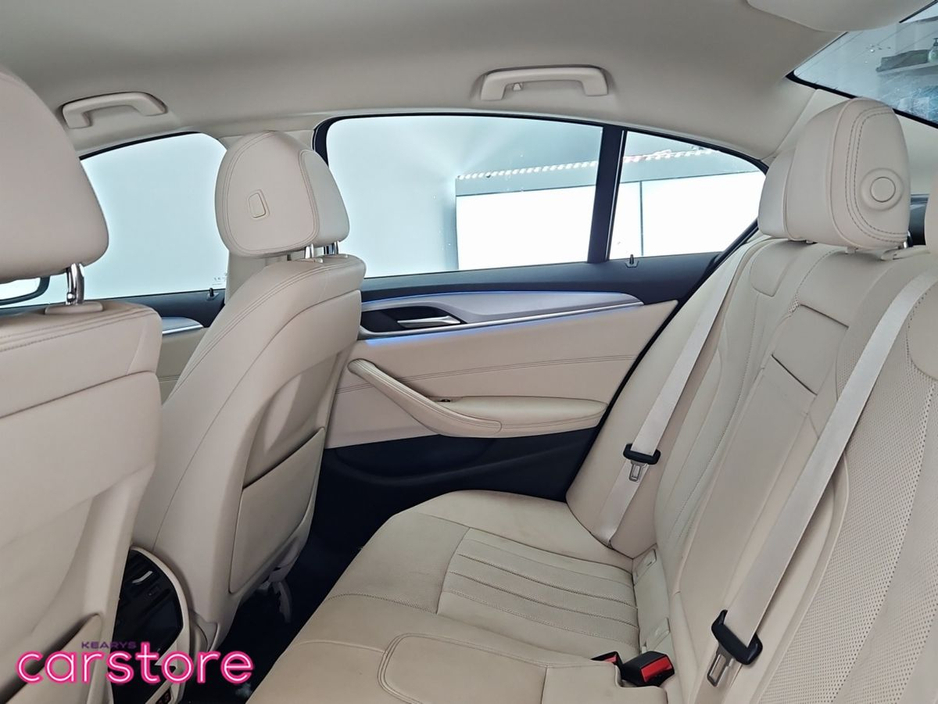 2023 BMW 5 Series - image 13