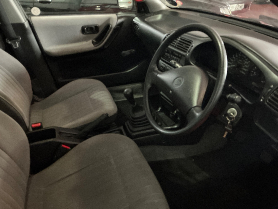 1992 Nissan Sunny - image 8