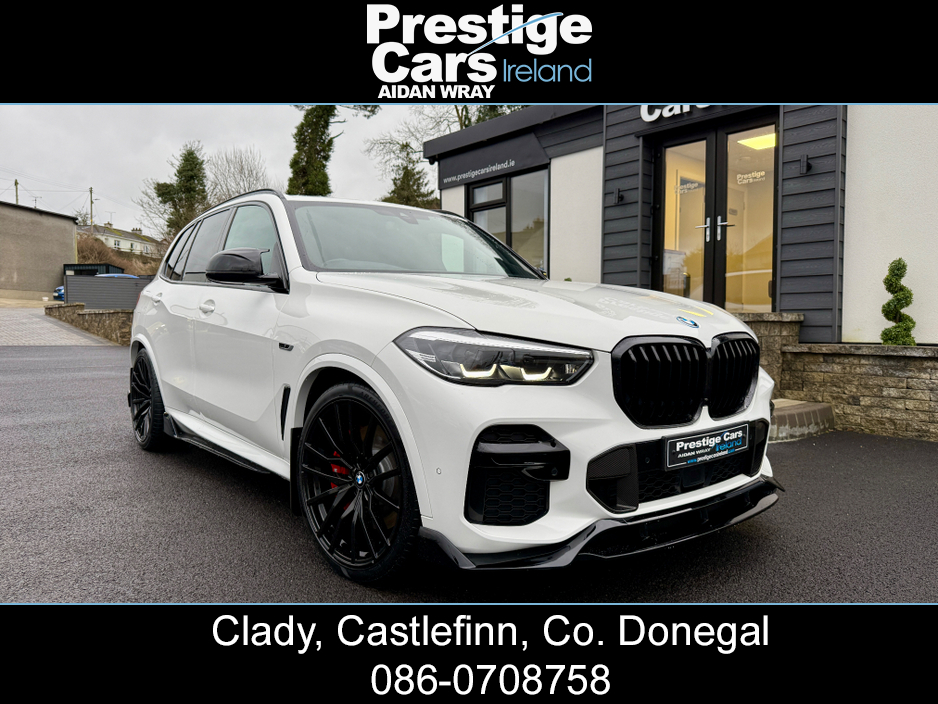 2022 BMW X5 XDRIVE 45E M SPORT AUTO,M PERFORMANCE BODY KIT,ALPINE WHITE,PLUS PACK,TECH PACK,HEAD UP DISPLAY,HEATED LEATHER,APPLE CAR PLAY,ADJUSTABLE SUSPENSION,CAMERAS,FACTORY UP GRADED BRAKES,FBMWSH,HIGH SPEC €64,950