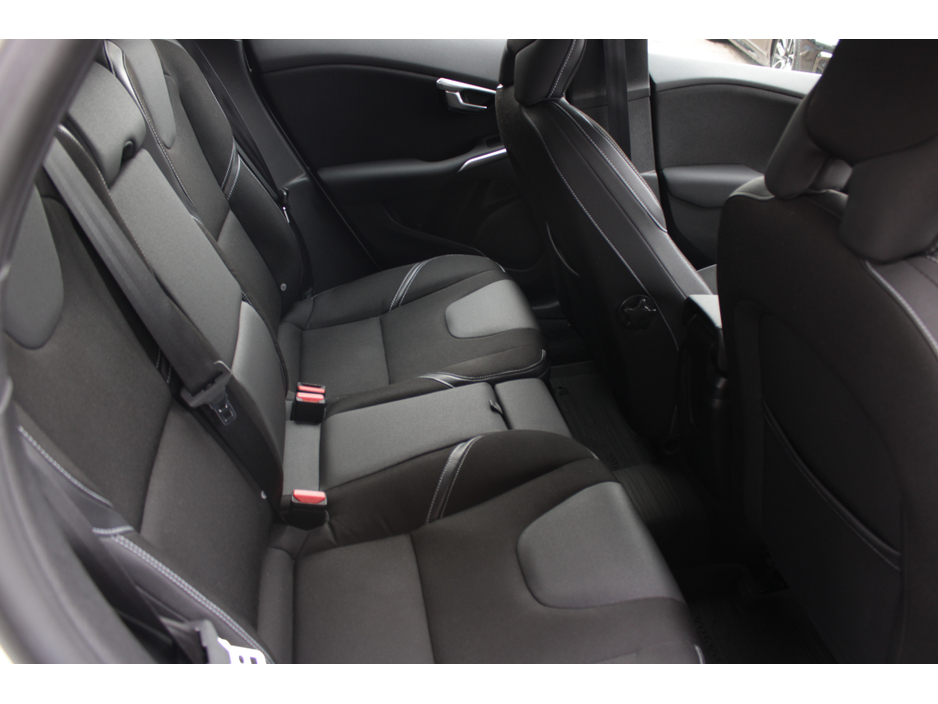 2016 Volvo V40 - image 16