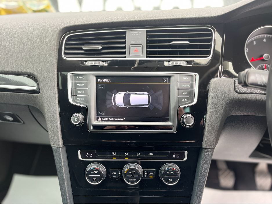 2015 Volkswagen Golf - image 11